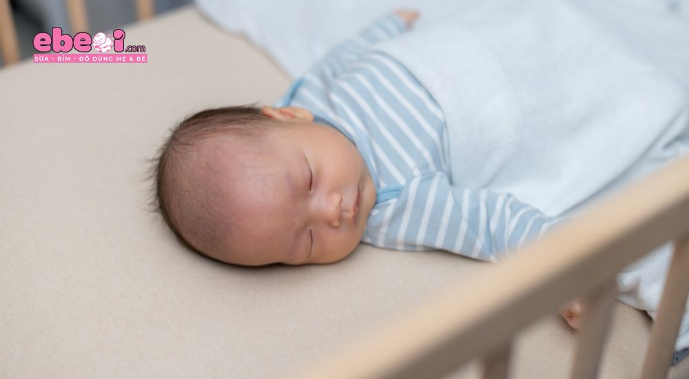 Giữ ấm đúng cách giúp hạn chế bé bị giật mình